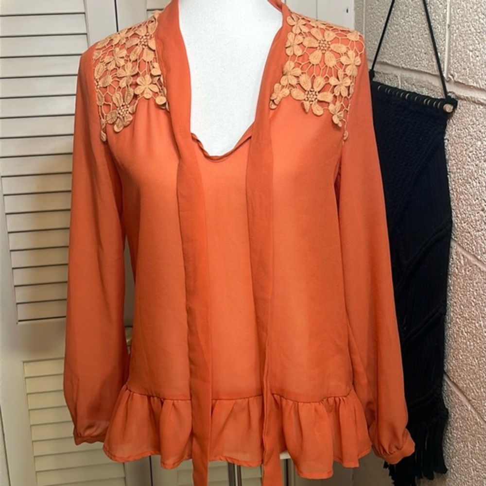 COMME TOI… M  vintage-y orange blouse with ruffle hem and embroidered shoulder